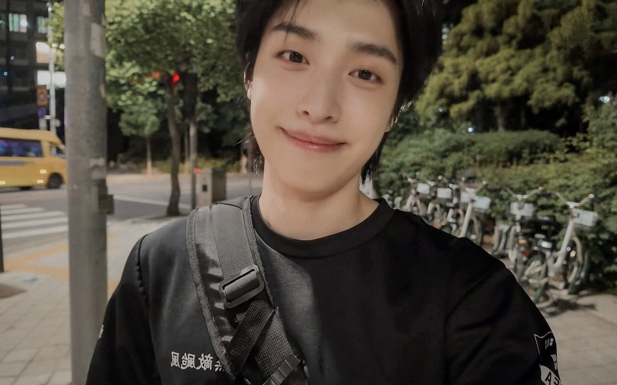 jizeok's tweet photo. Not every hero wears stage lights. Sometimes, he’s just hunting for snacks or forgetting what he was saying mid-sentence. GaOFF #1 is Gaon, unplugged. https://t.co/uMtzCuVyqE