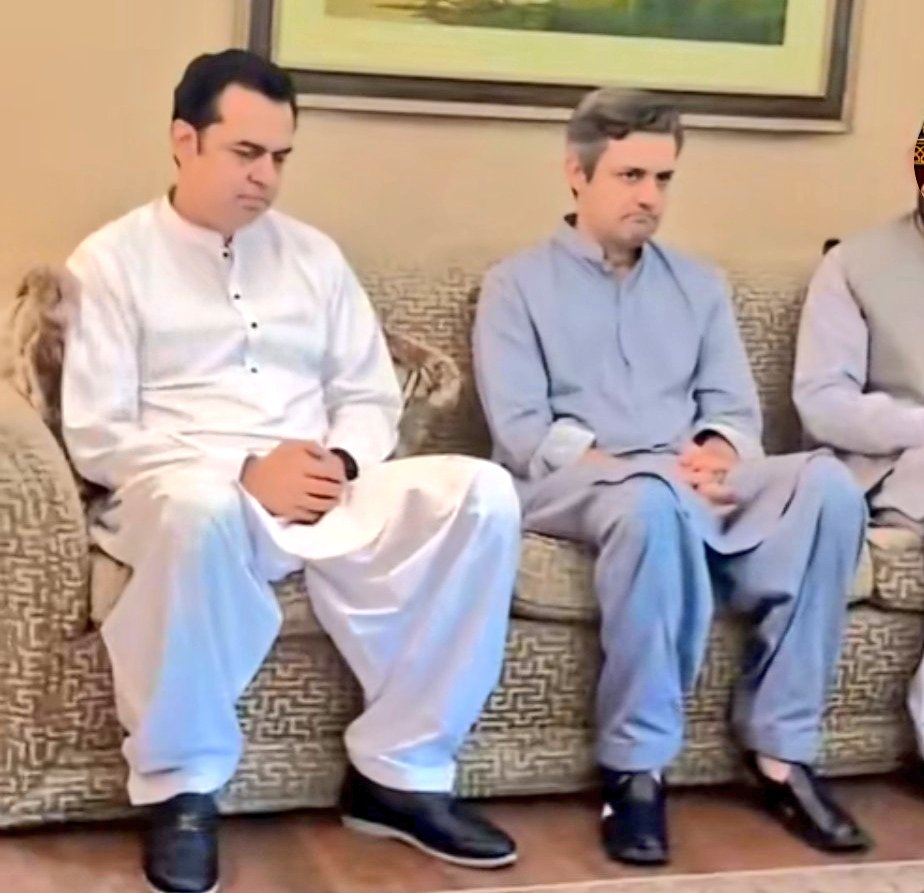 سینیٹر طلال چوہدری میاں اظہر محمود کی وفات پر اظہارتعزیعت کے لیے حماد اظہر کے گھر پہنچ گئے ۔۔