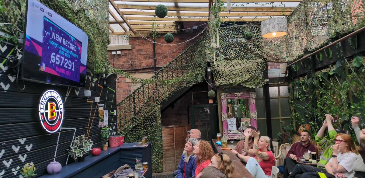 timsenna's tweet image. Beautiful moment I accidentally captured on photo of the pub crowd celebrating record women's euro attendance 🙏 #Lionesses #ENGSPA #WEURO2025