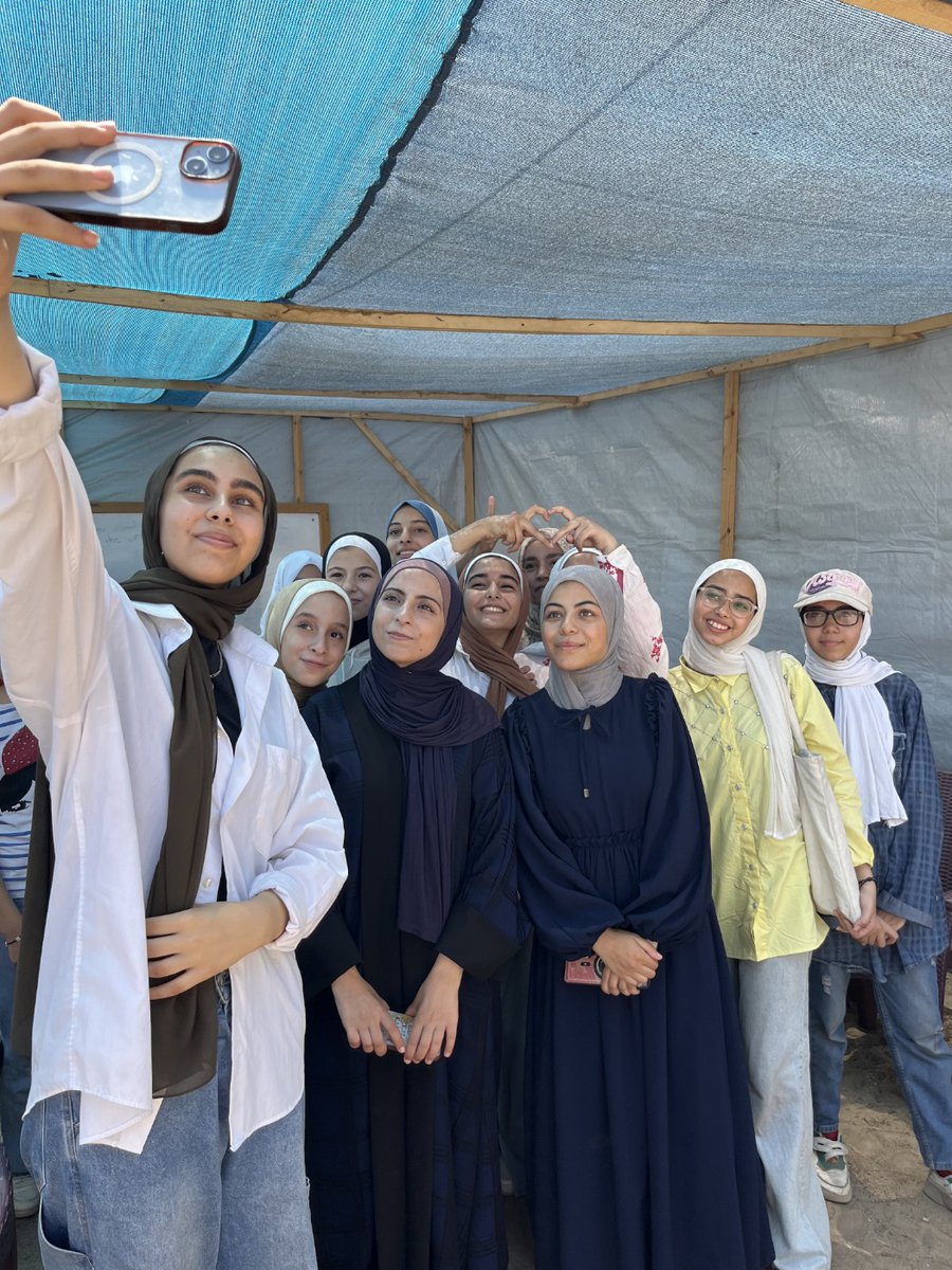 GazaGreatMinds's tweet image. Caught in the act 📸
Ruba lined up the perfect selfie with her crew!
The selfies? Oh they’re coming...
And yes, you’ll get to vote like it’s the final of a talent show! 🗳️🤔😊
#WeWillReadAgain #GazaStudents
#SelfieSunday