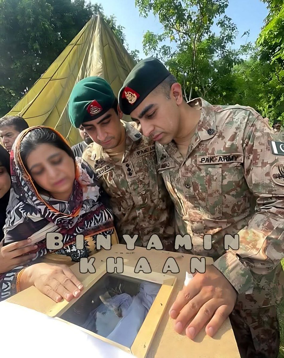 Cptn_101's tweet image. پاک فوج کے خلاف بھوکنے والوں اگر تھماری باتوں کا ان ماؤں کو پتہ چل جائے تو ان ماؤں پہ کیا گزرے گی
میجر زیاد سلیم شہید کی والدہ اور دو بھائی اپنے بھاٸی کا آخری دیدار کر رہے ہیں
اللّٰہ تعالیٰ درجات بلند فرمائے آمین🤲🇵🇰
