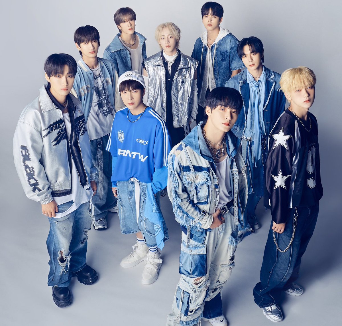 nugupromo's tweet image. OMEGA X's former agency director (at their previous company Spire Entertainment) has been fined 500,000 won ($375) by The Seoul Central District Court for assaulting member Jaehan.
This follows after an incident, where the former director allegedly yanked Jaehan's hoodie,…