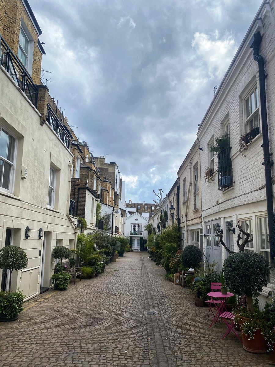 TimSmith2021's tweet image. Lost on the side streets of London…