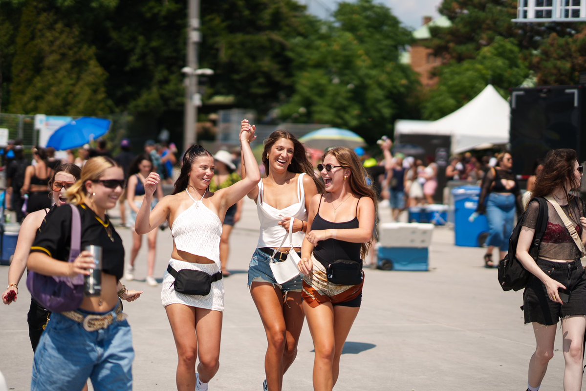 osheaga's tweet image. À faire : de la place dans votre téléphone pour vos souvenirs de festival 😚
🎫 OSHEAGA.com
Always camera ready 🫶
📸 (IG) : rousseaufoto, susanmossphotography, productionsnovak