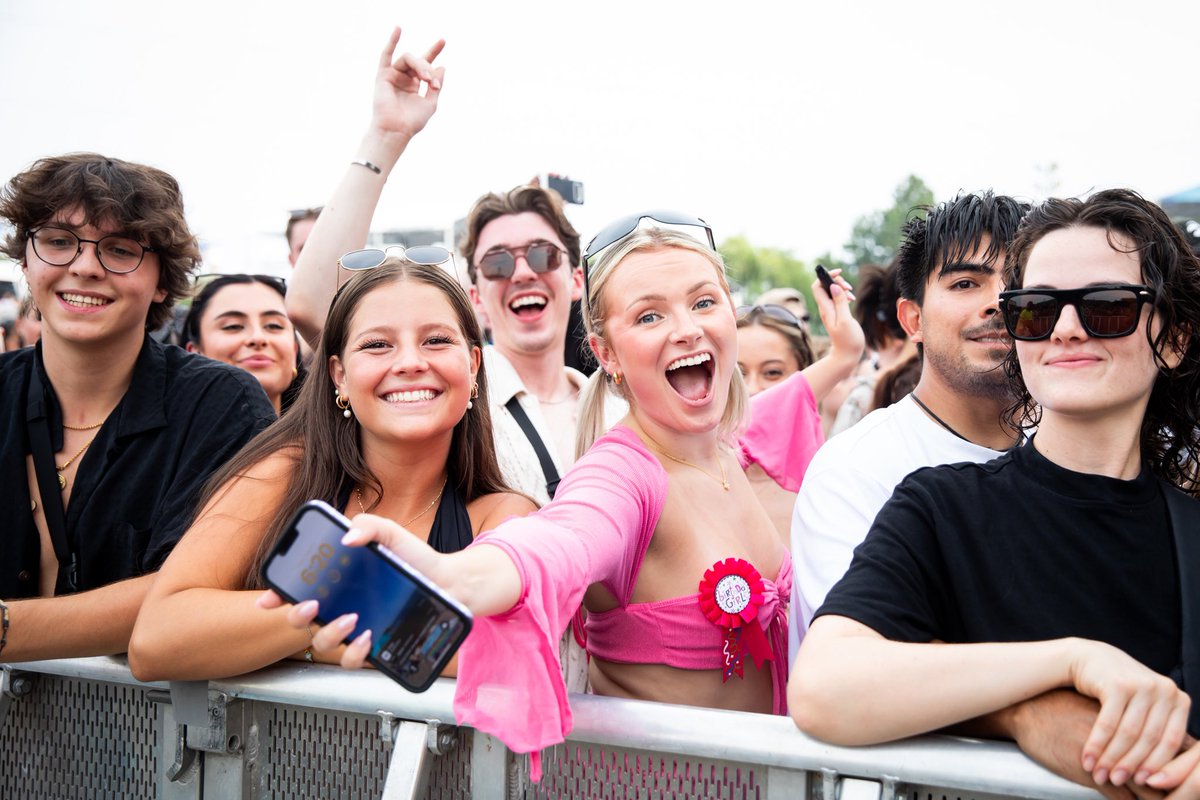 osheaga's tweet image. À faire : de la place dans votre téléphone pour vos souvenirs de festival 😚
🎫 OSHEAGA.com
Always camera ready 🫶
📸 (IG) : rousseaufoto, susanmossphotography, productionsnovak