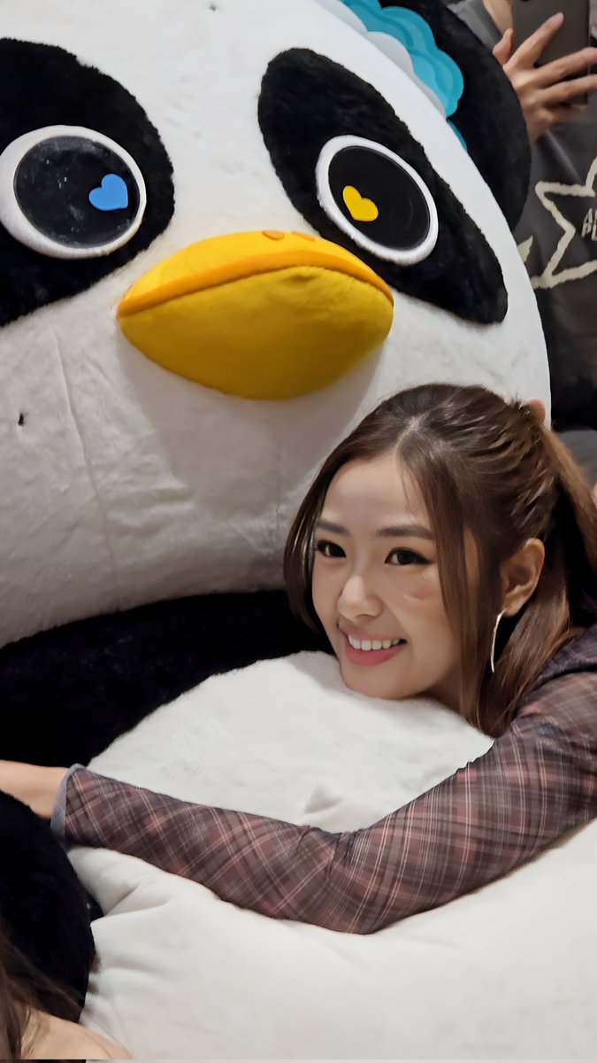 lunar_GMMTV's tweet photo. ถึง ร้าชา @filmracha 
นุขอโทดที่แก้งเหยียบเท้าร้าชา
ถ้านุสันยาว่าจะไม่ทำอีกแปลว่านุโกหก
เพราะนุอาจจะเผลอทำอีกโดยมั่ยรู้ตัว
นุขอโทดร้าชาสำหรับวันนี้
และขอโทดเผื่อในอนาคดปัยด้วย
ที่นุทำปัยเพราะความคึกคะนอง
ตามปะสาวัยรุ่นเจนอัลปาก้า
นุรักร้าชาเท่าดวงจัยกลมๆของนุเยยนะ
จาก ลูน่า https://t.co/Sq2VunPLY7