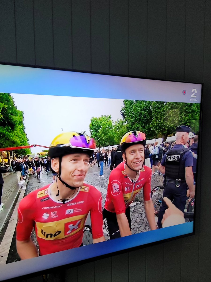 CMarkgren's tweet image. Her er @HasseHope og #ErikSolbakken på jobb! Bedre #brorentil har jeg aldri sett! 
#2tdf #2sykkel @NRKno