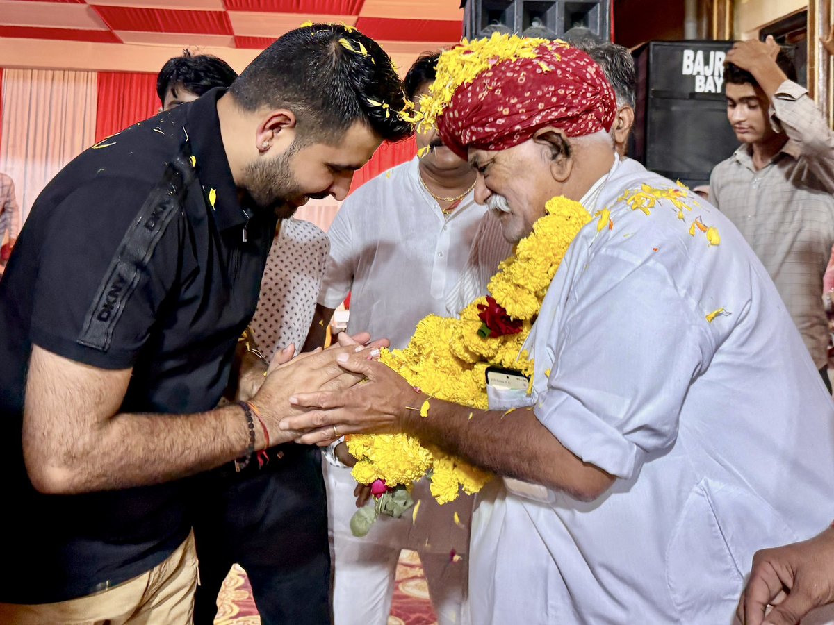 RavindraBhati__'s tweet image. 📍राय कॉलोनी, बाड़मेर
श्रीमती जीवनी देवी एवं श्री राणु लाल जी की सकुशल हरिद्वार तीर्थ यात्रा पूर्ण कर लौटने के उपलक्ष्य में आयोजित जागरण एवं सामाजिक समारोह में सम्मिलित हुआ। साथ ही इस पुण्य अवसर पर उपस्थित समस्त परिवारजनों को हार्दिक शुभकामनाएँ एवं बधाई प्रेषित की।