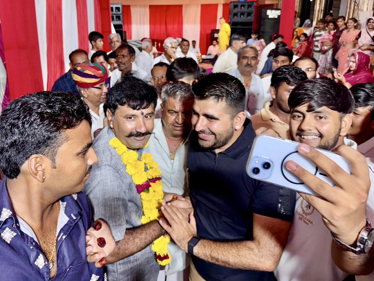 RavindraBhati__'s tweet image. 📍राय कॉलोनी, बाड़मेर
श्रीमती जीवनी देवी एवं श्री राणु लाल जी की सकुशल हरिद्वार तीर्थ यात्रा पूर्ण कर लौटने के उपलक्ष्य में आयोजित जागरण एवं सामाजिक समारोह में सम्मिलित हुआ। साथ ही इस पुण्य अवसर पर उपस्थित समस्त परिवारजनों को हार्दिक शुभकामनाएँ एवं बधाई प्रेषित की।