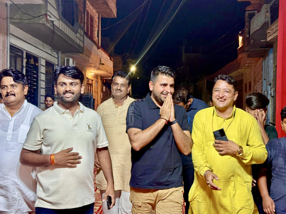 RavindraBhati__'s tweet image. 📍राय कॉलोनी, बाड़मेर
श्रीमती जीवनी देवी एवं श्री राणु लाल जी की सकुशल हरिद्वार तीर्थ यात्रा पूर्ण कर लौटने के उपलक्ष्य में आयोजित जागरण एवं सामाजिक समारोह में सम्मिलित हुआ। साथ ही इस पुण्य अवसर पर उपस्थित समस्त परिवारजनों को हार्दिक शुभकामनाएँ एवं बधाई प्रेषित की।