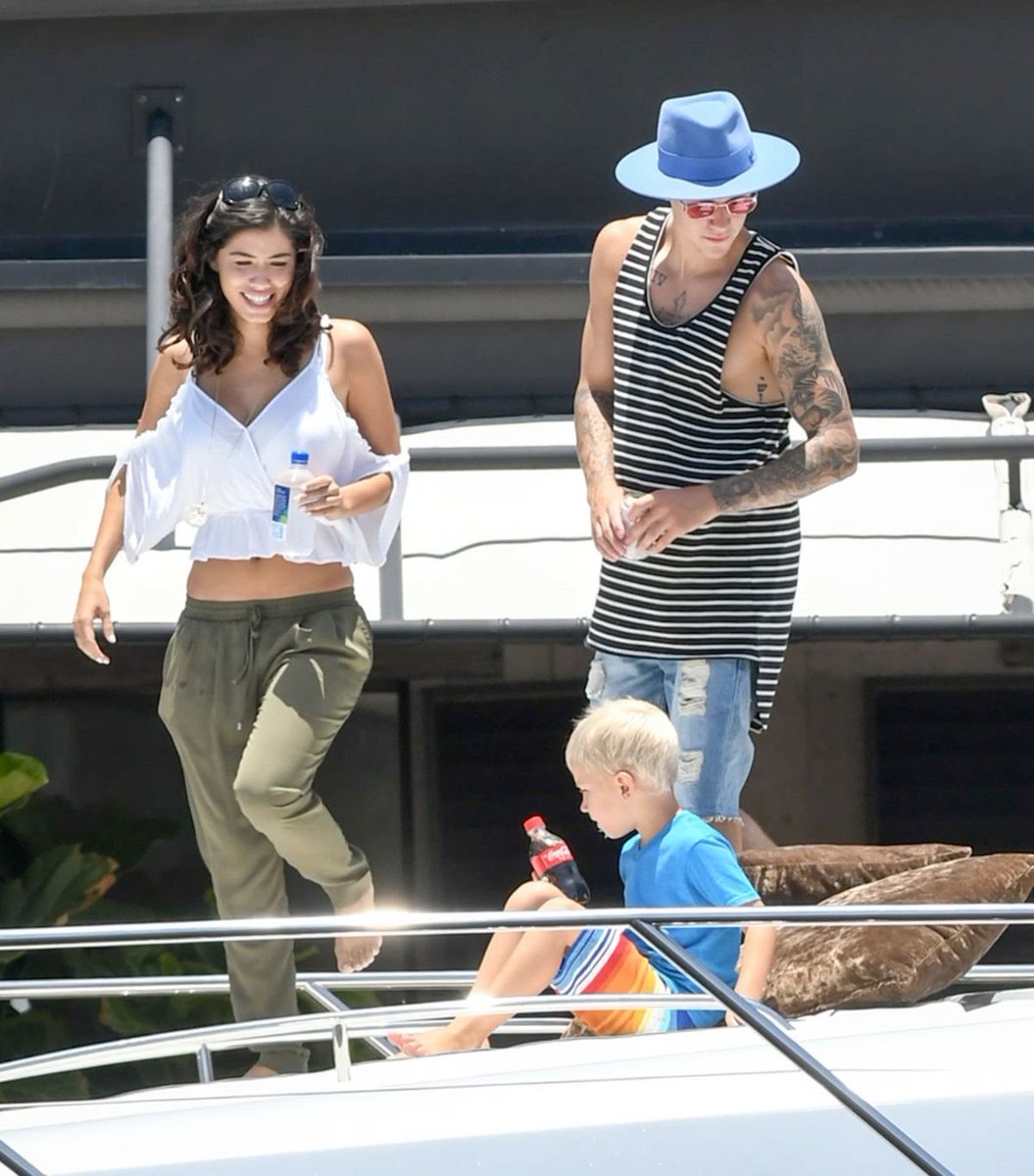 JDBieberDumps's tweet image. Justin Bieber and Alexandra Rodriguez spotted on a yacht in Miami, Florida
(July 5, 2016)