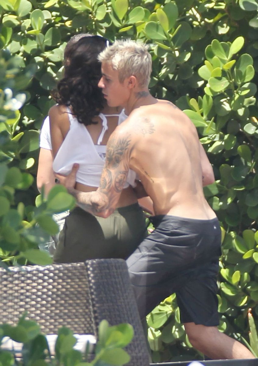 JDBieberDumps's tweet image. Justin Bieber and Alexandra Rodriguez spotted on a yacht in Miami, Florida
(July 5, 2016)