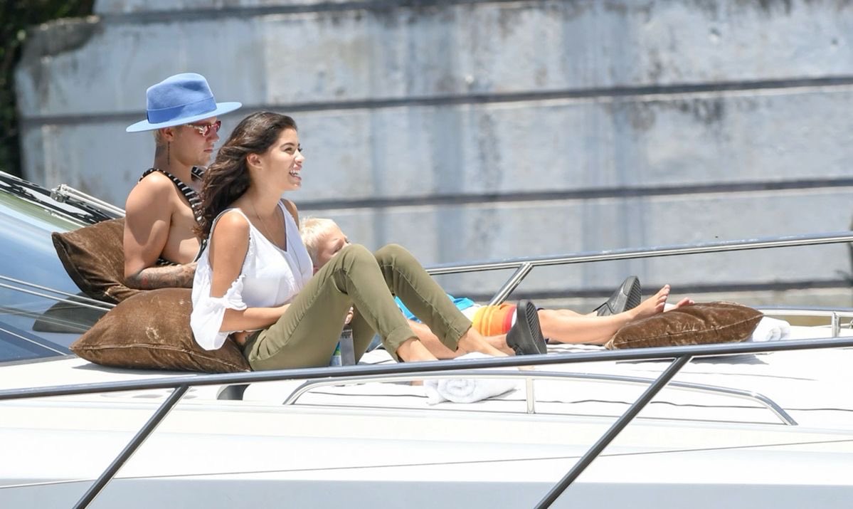 JDBieberDumps's tweet image. Justin Bieber and Alexandra Rodriguez spotted on a yacht in Miami, Florida
(July 5, 2016)