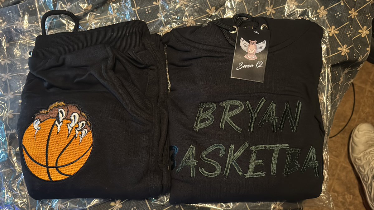 Omahasveryown's tweet photo. &amp; I got the new merch. S/O @cams__customs @Seven12Jackets https://t.co/3a4ngF6D8d
