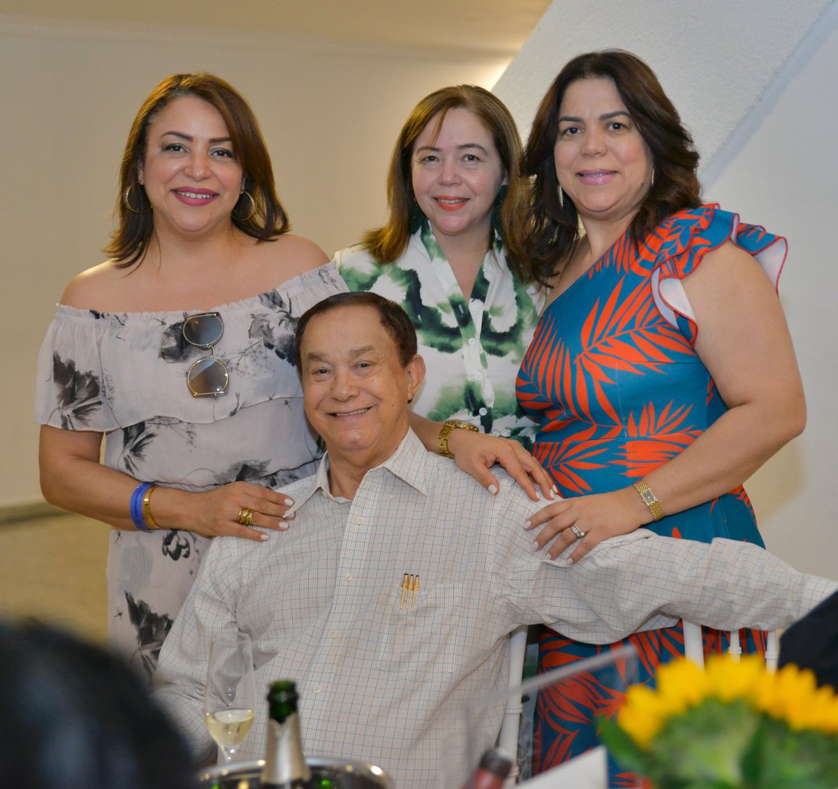 Seguimos celebrando a los padres que nos acompañan hoy, compartiendo alegría y buenos momentos en familia. 💙