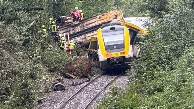 vanguardintel's tweet image. ⚠️ BREAKING
A Deutsche Bahn regional express train carrying around 100 passengers derailed in Germany’s Biberach district (Baden-Württemberg), causing multiple fatalities and injuries, according to the German press agency citing security sources.