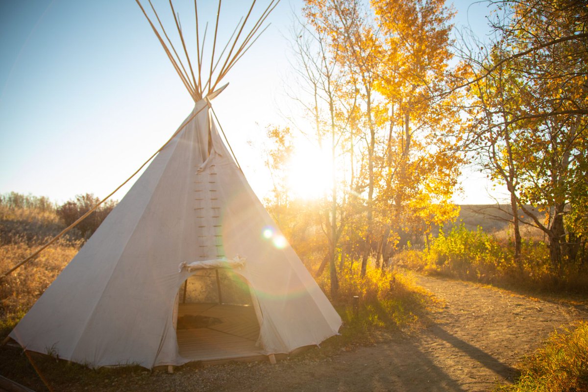BeAConnectR's tweet image. Experience the wonders of the opimihāw Valley in a unique way.
Wanuskewin is pleased to offer our visitors an evening of guided programming, cultural connections, and overnight accommodation at our outdoor Tipi Village with 18 foot Plains Cree style tipis.
wanuskewin.com/experience/tip…