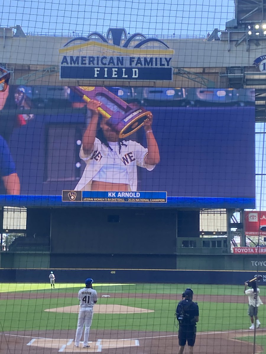 Nikosnews's tweet image. Kk at brewers game!! What are the odds?@KamoreaArnold @MsDimp88