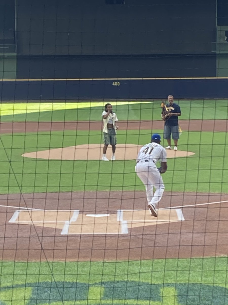 Nikosnews's tweet image. Kk at brewers game!! What are the odds?@KamoreaArnold @MsDimp88