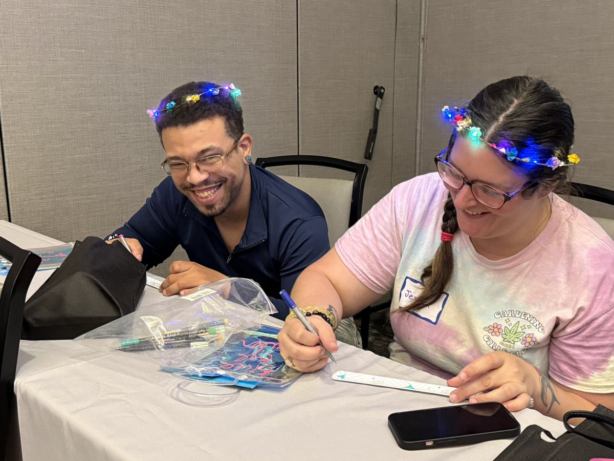 blueeye_queen's tweet image. Full house in my art teaching session! So packed that we had to rotate folks out 🌟 🌟 🌟 hosted during the ada birthday in New York ! This was an incredible feeling to breathe energy into the uniquely abled community ♿️#accessforall