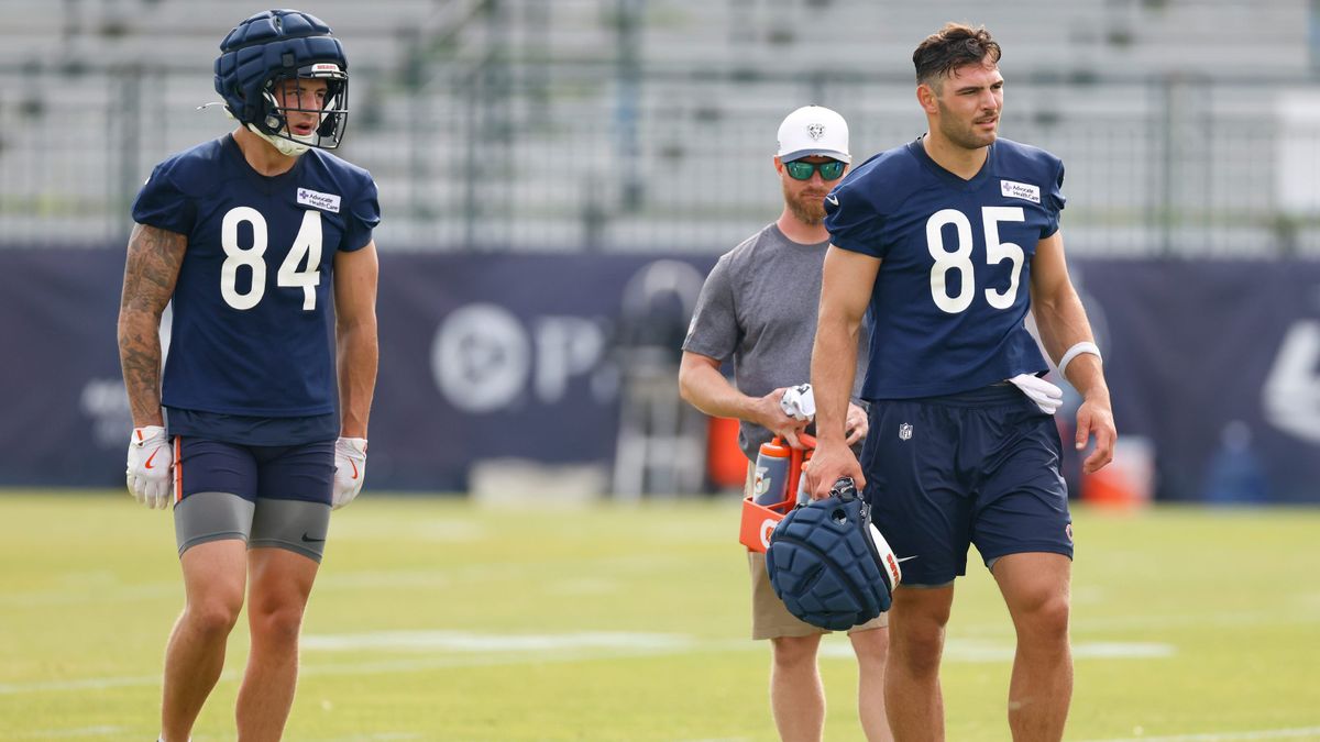 TheBearsWire's tweet image. Chicago Bears veteran tight end Cole Kmet believes the arrival of rookie Colston Loveland will create healthy competition. bearswire.usatoday.com/story/sports/n…