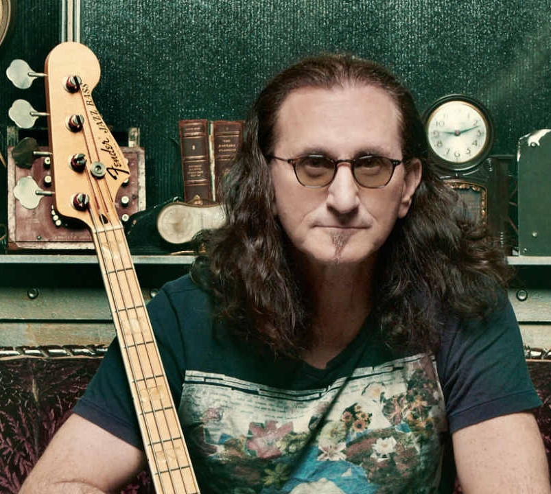 igormirandasite's tweet image. Hoje, Geddy Lee faz 72 anos. O vocalista, baixista e tecladista entrou para o Rush em 1968, na vaga de Jeff Jones, e ficou até o fim da banda. Também lançou um álbum solo e livros, além de ter atuado como produtor.

Qual a sua música favorita do Rush?

(Foto: Richard Sibbald)