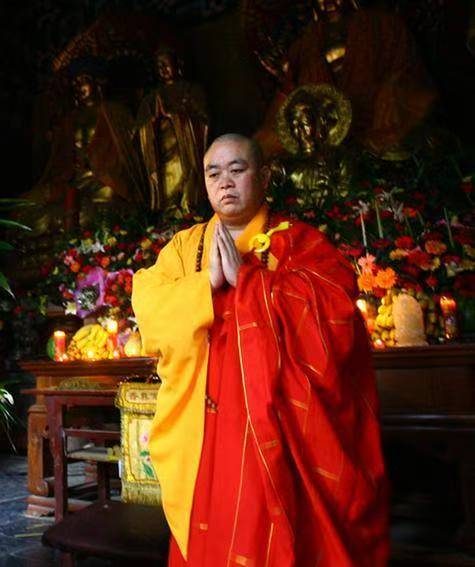 责你我太贪功恋势
怪大地众生太美丽
舍不得璀璨俗世
为贪嗔喜恶怒着迷

早些年大师的争议就很大，每天都有几十封举报信举报他。
有记者采访他说很多人说他是魔不是佛，问他怎么看，他说是道行太高，所以被说是魔。