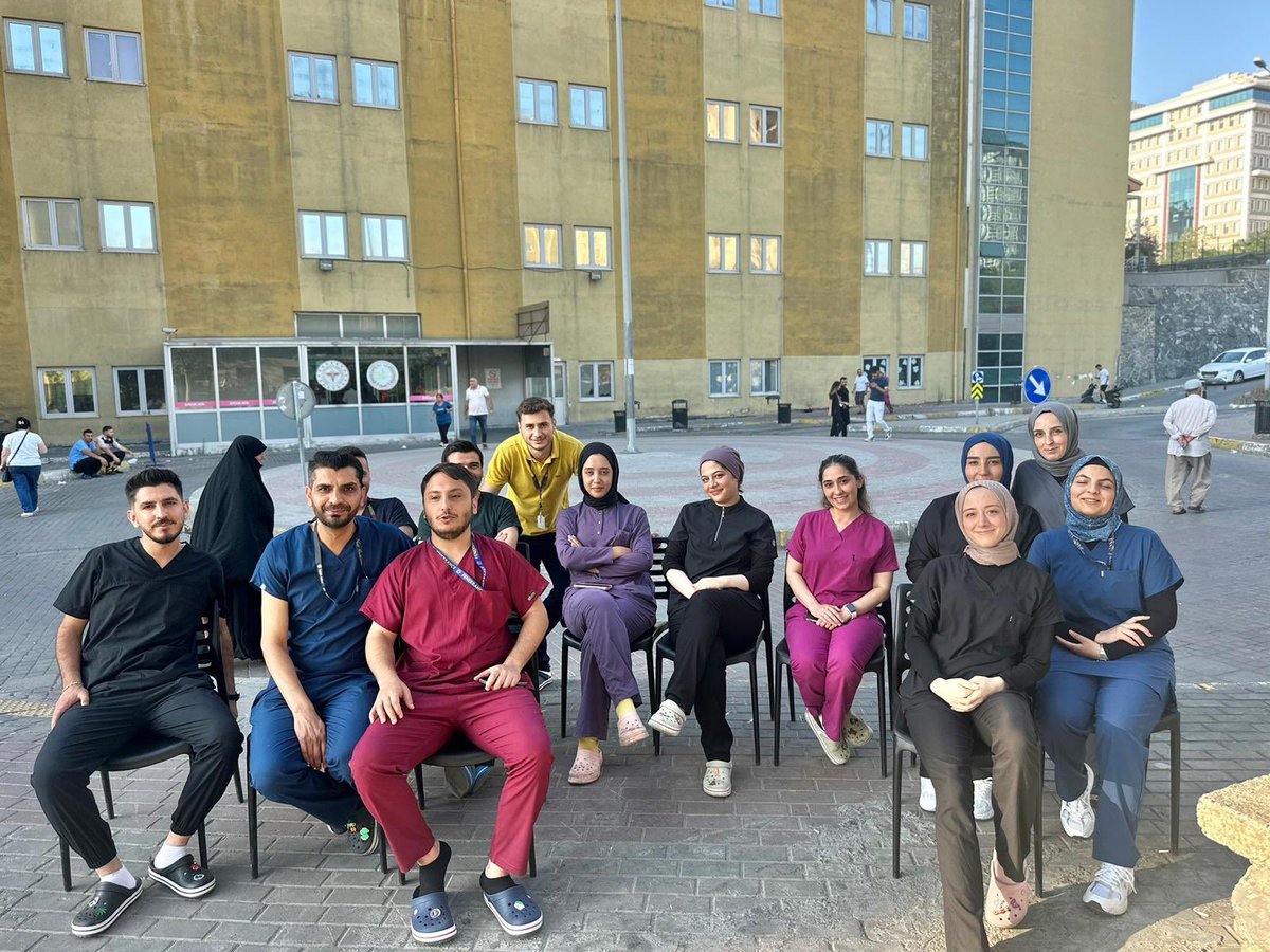 ynsmsek's tweet image. Mesele, Mesleki Onur Meselesidir!
“Ben, yaşam ile ölüm arasında, aralıksız 24 saat boyunca Yoğun Bakım’da nöbet tutacağım”
Sen, oturduğun koltukta benim onurumla oynayacaksın!
Buna sessiz mi kalacağız?”
#KoltukSizinMeydanBizim
@hepsen_2020
@izmirsehirhst @izmirism…