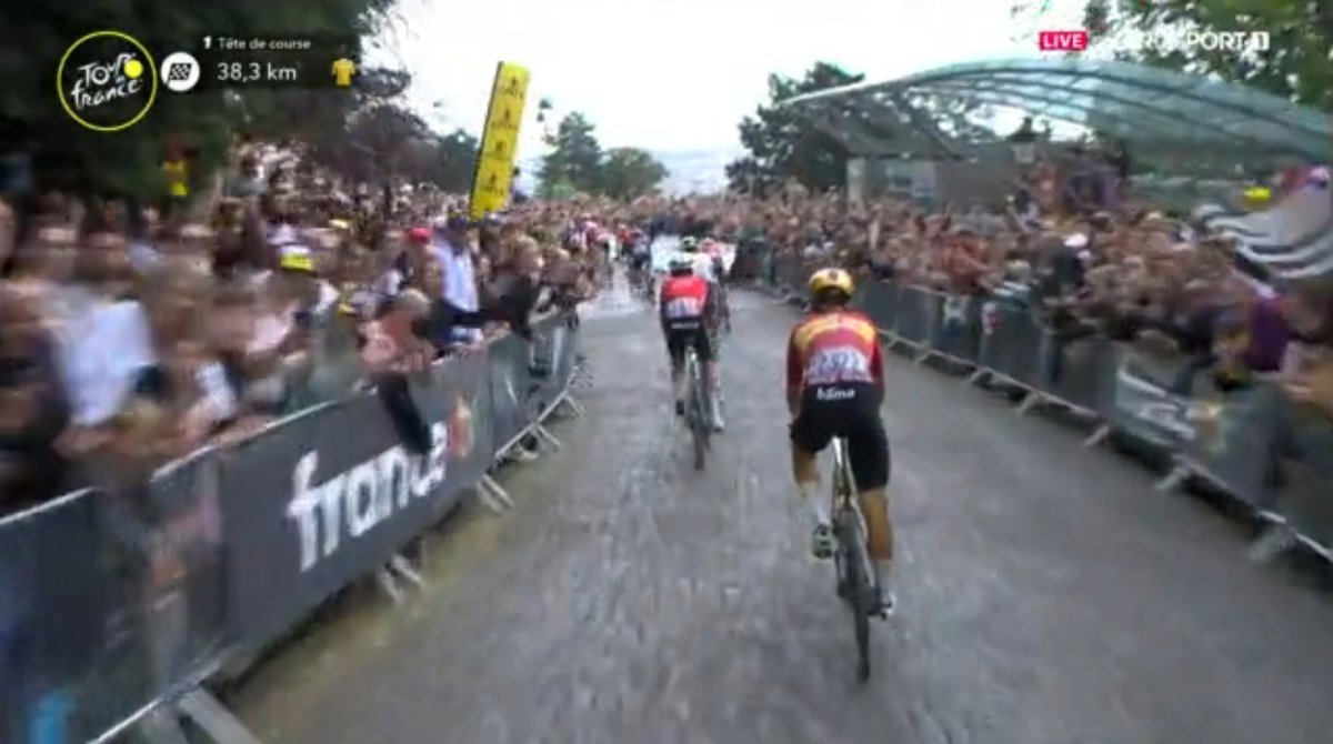 funimag's tweet image. Les images de la dernière étape du #TDF2025 autour du Sacré-Coeur de Montmartre et en haut du funiculaire.
Passages du peloton, de Pogacar et Wout van Aert devant la station supérieure du funiculaire 🇫🇷 🚞 🚴
#funiculaire #funicular #Montmartre #RATP #Paris #TDF #cyclism #lesRP