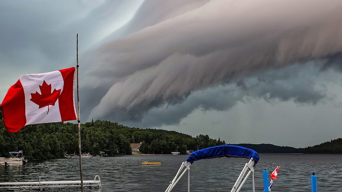 IWeatherON's tweet image. #ONStorm #ONwx That’s a menacing looking shelf cloud from this morning as it rolled over Hawkeye Lake in Fowler Township near Thunder Bay! 😨

Thanks to Al Stecky for sharing these photos: facebook.com/share/p/197jWc…

- Brennen
