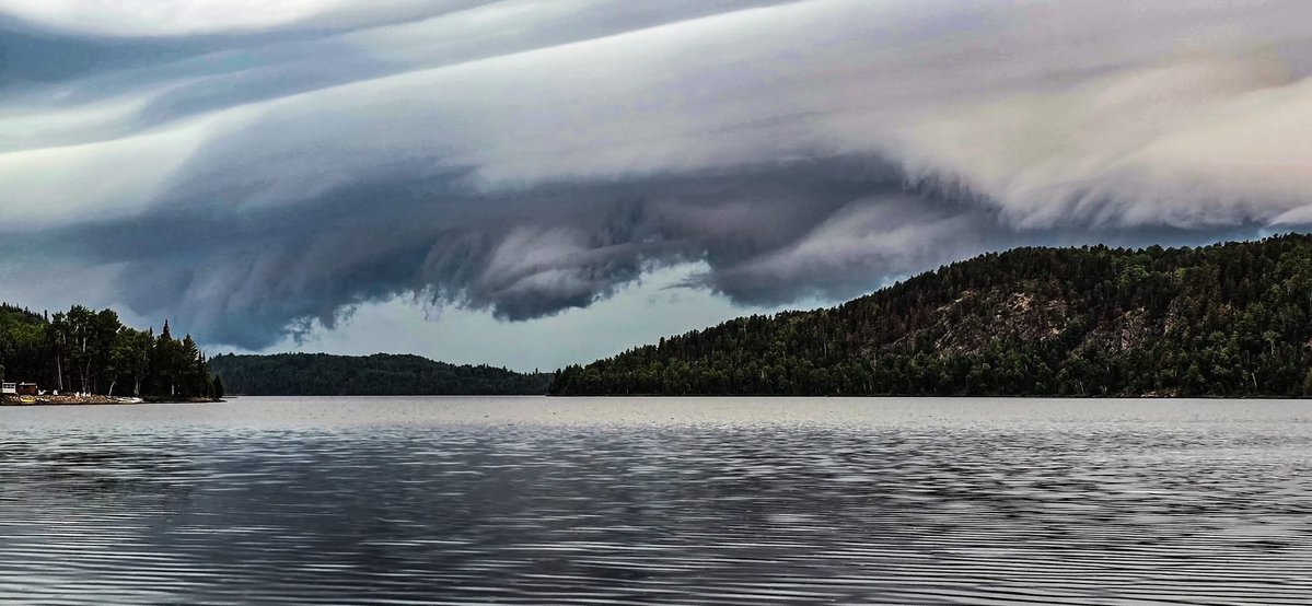IWeatherON's tweet image. #ONStorm #ONwx That’s a menacing looking shelf cloud from this morning as it rolled over Hawkeye Lake in Fowler Township near Thunder Bay! 😨

Thanks to Al Stecky for sharing these photos: facebook.com/share/p/197jWc…

- Brennen