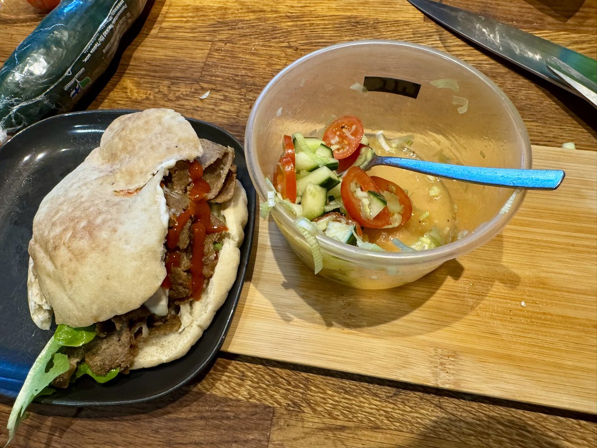 GFickmuller's tweet image. Rajuja tilanteita ja onneksi #martinlaaksonmättöjamurkina pääkokki loihti salamannopeasti pari pikku pitakebua. 

Tomaatti-purjo-kurkku-chili ja siihen karvattoman kädestä vatkattu valkosipalimajo. 

On semmonen paikka nottei ihan toista oo! 

#hätäkebut #luottokokkipelastaa