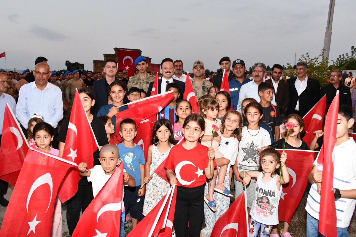📌 Binbaşı Arslan Kulaksız Şehadetinin Yıl Dönümünde Malazgirt'te Anıldı.

Kaymakamımız Göksu Bayram; ilçe protokolü, güvenlik kuvvetlerimiz ve Malazgirtli vatandaşlarımız ile birlikte 2015 yılında şehadete eren Malazgirt İlçe Jandarma Komutanı Binbaşı Arslan Kulaksız için