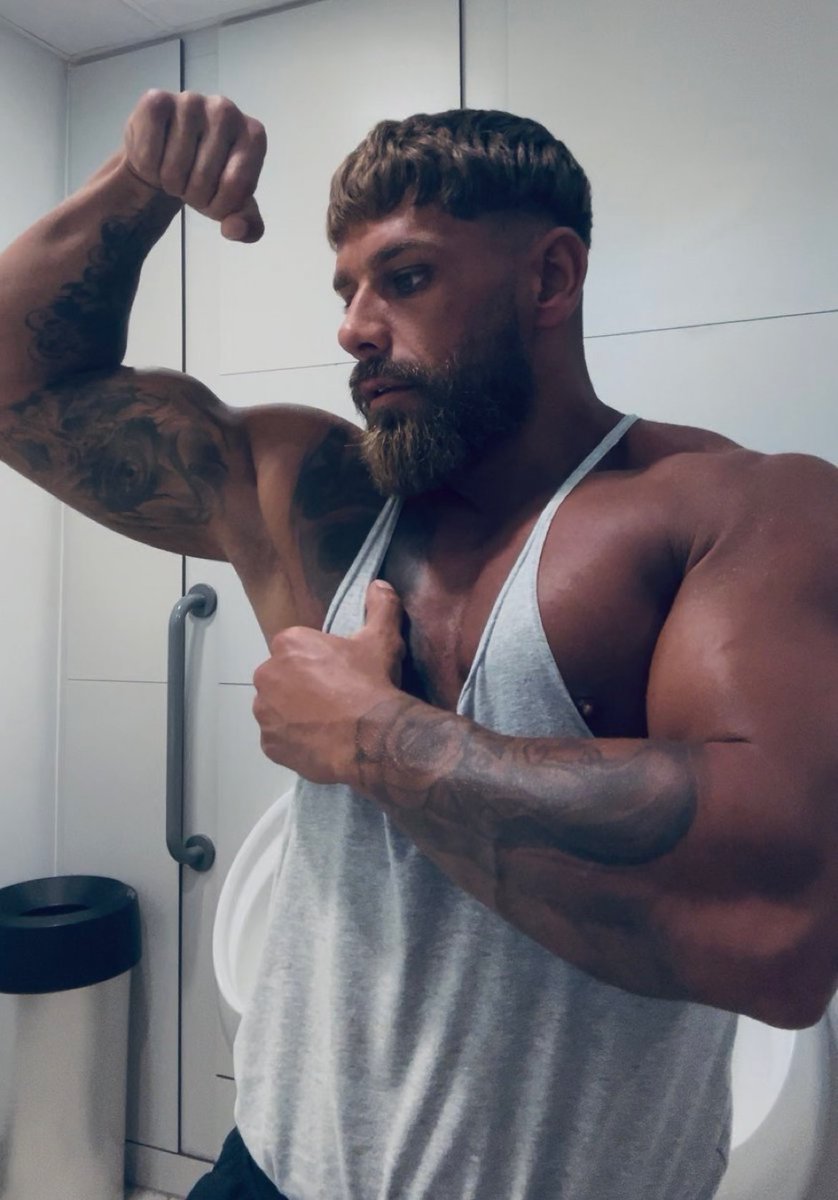The armpit? You favourite place to relapse my beta boy. Go get me a kings breakfast and a protein shake and thank me after. Good boy. 
#daddy #slave #cashcow
