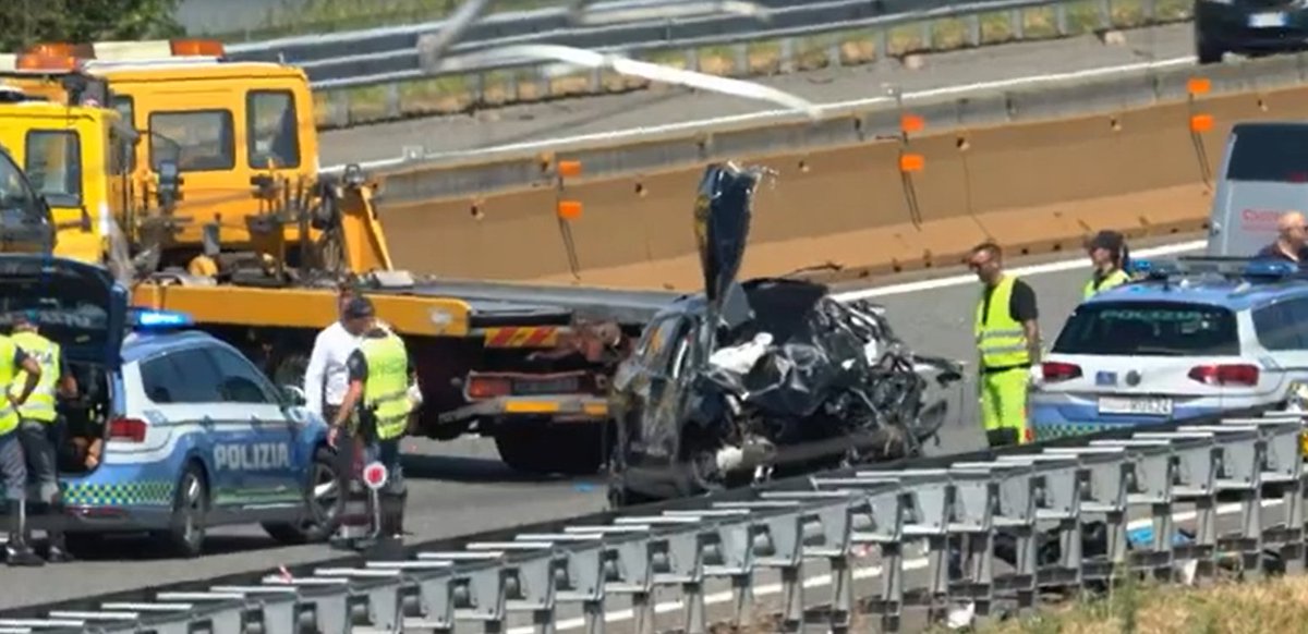 Emergenza24's tweet photo. ⚫️UPDATE [27.07-20:00] #Milano #INCIDENTE STRADALE #autostrada #A4 #Torino-Milano
Automobile entra #CONTROMANO (ore 11:30 circa) nel casello di #Marcallo-#Mesero e dopo 2 chilometri impatta su altra vettura. Non si esclude alcuna ipotesi.
4 morti (tra cui conducente che ha provocato incidente 82 anni) 1 persona in condizioni critiche.