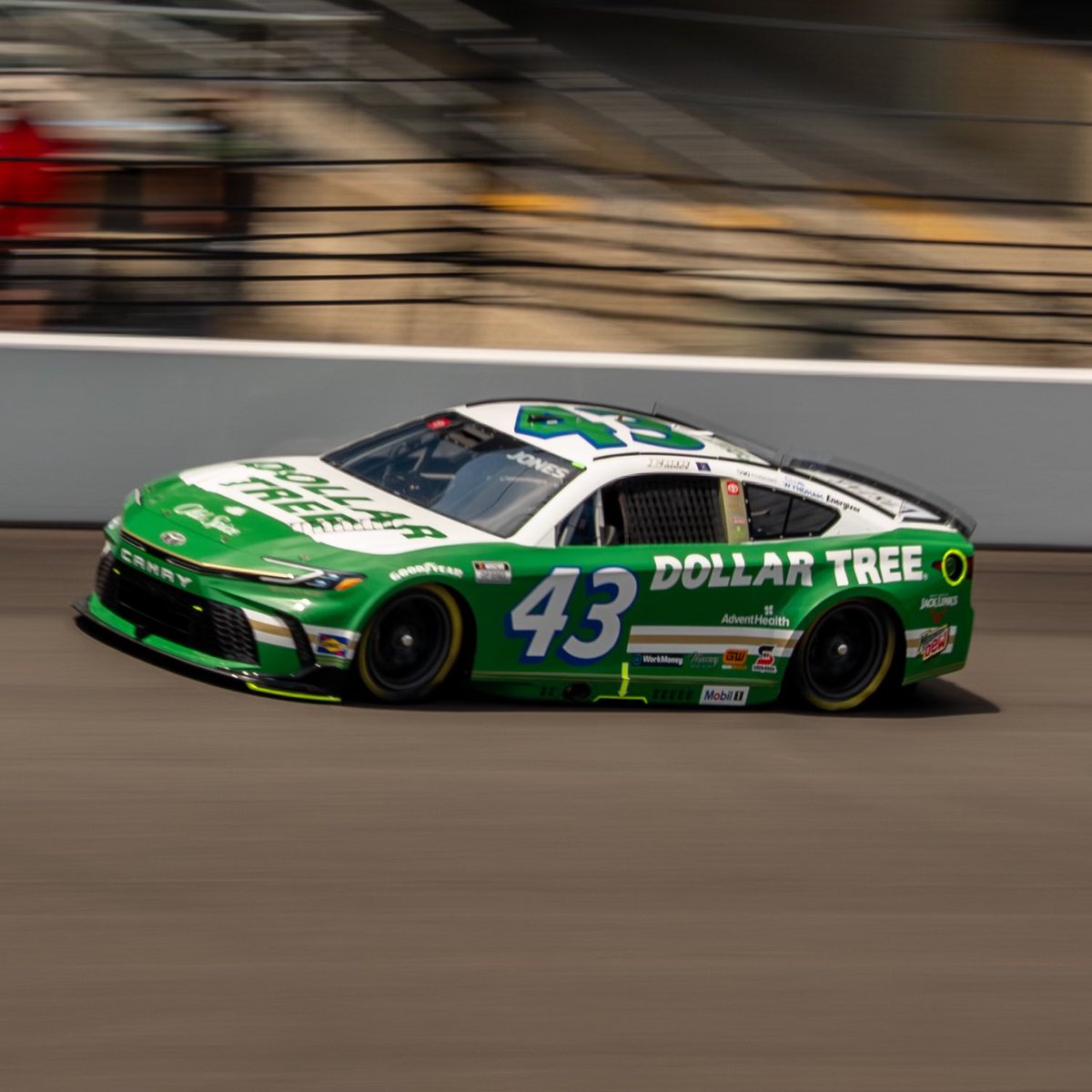 LEGACYMotorClub's tweet image. The green flag waves over the yard of bricks!

160 Laps | Stage breaks at lap 50 &amp;amp; 100