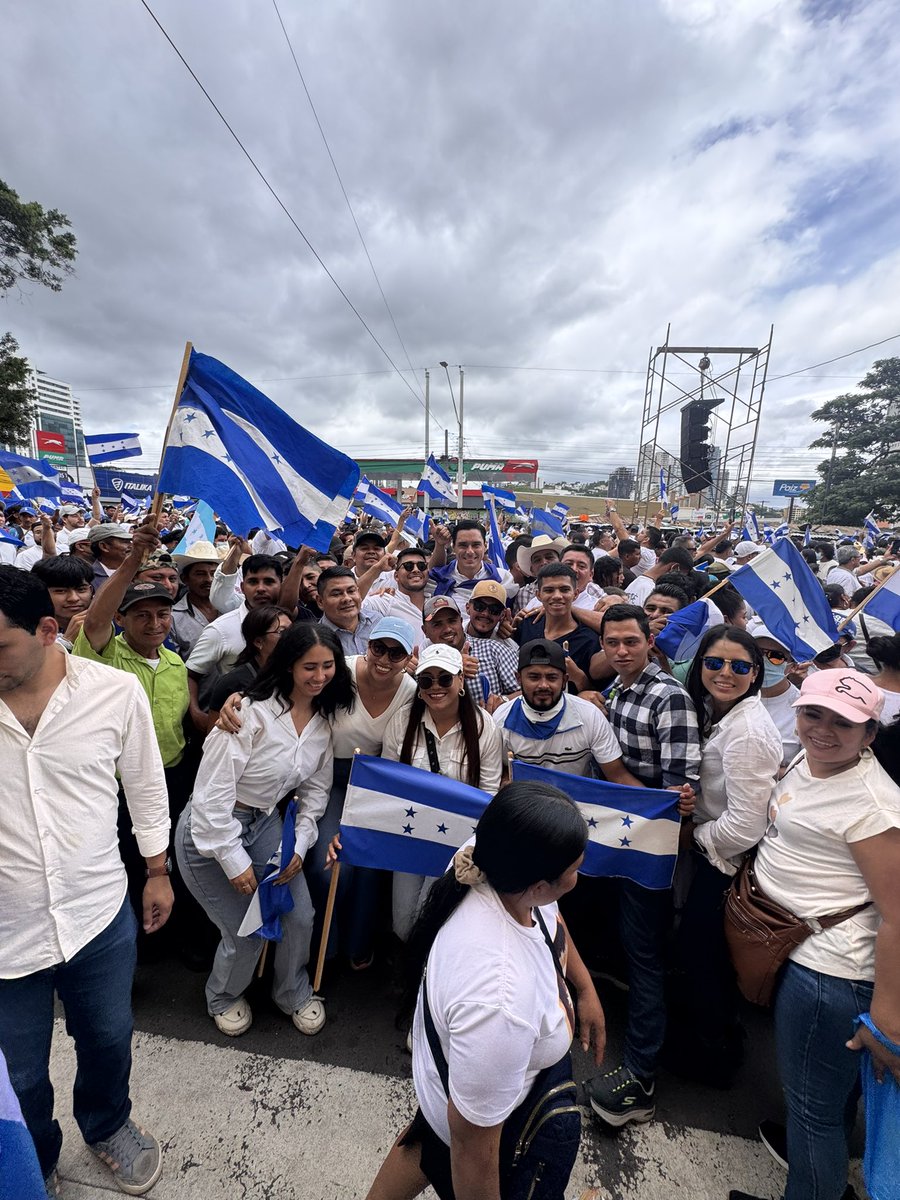 BertrandKilvett's tweet photo. Más de 50 mil valientes salieron a las calles para demostrar que la fuerza del pueblo está firme, unida y lista para defender la patria.

Gracias por renovar mis fuerzas con su presencia, su voz y su convicción.
¡Con ustedes, los vamos a vencer! https://t.co/KGT7jlbGF1