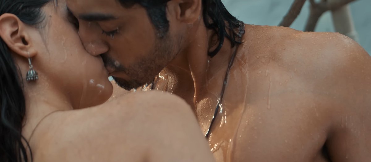 CalIMeDon's tweet image. I just realised, CBFC cut this scene from #Saiyaara which is lifted directly from After We Collided movie 😄