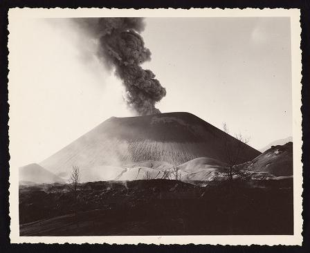 zarandillo's tweet image. Foshag, William F. (1894-1956)
Photograph of Paricutin Volcano, 1944.