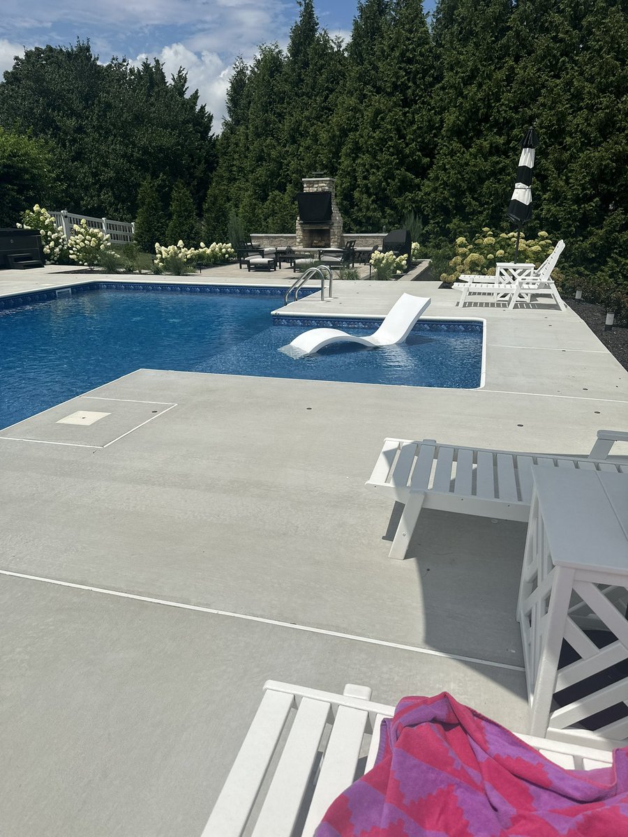 CryptoJee_'s tweet image. Locked in ☀️🍹💻
