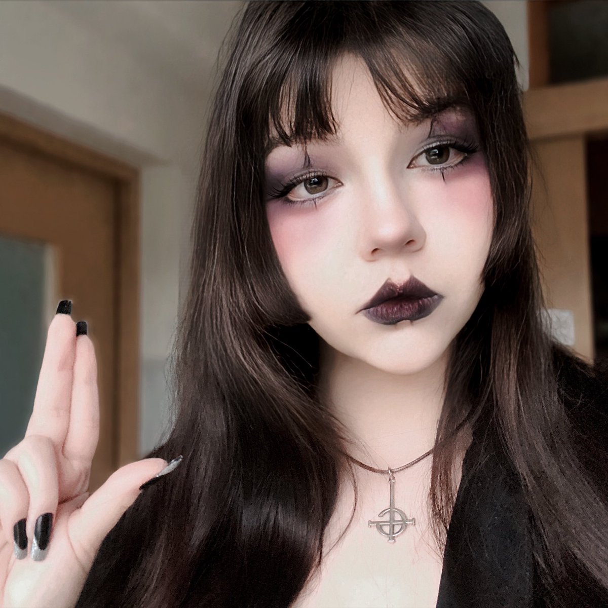 Cathaersis's tweet image. #ghelfiesunday we have matching lipstick, my creature and I 🖤🦇