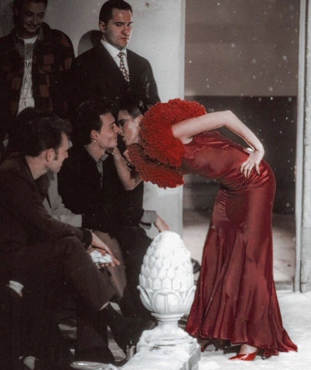 johnnydeppfiles's tweet image. Kate Moss kissing Johnny Depp at John Galliano Fashion Week, 1995