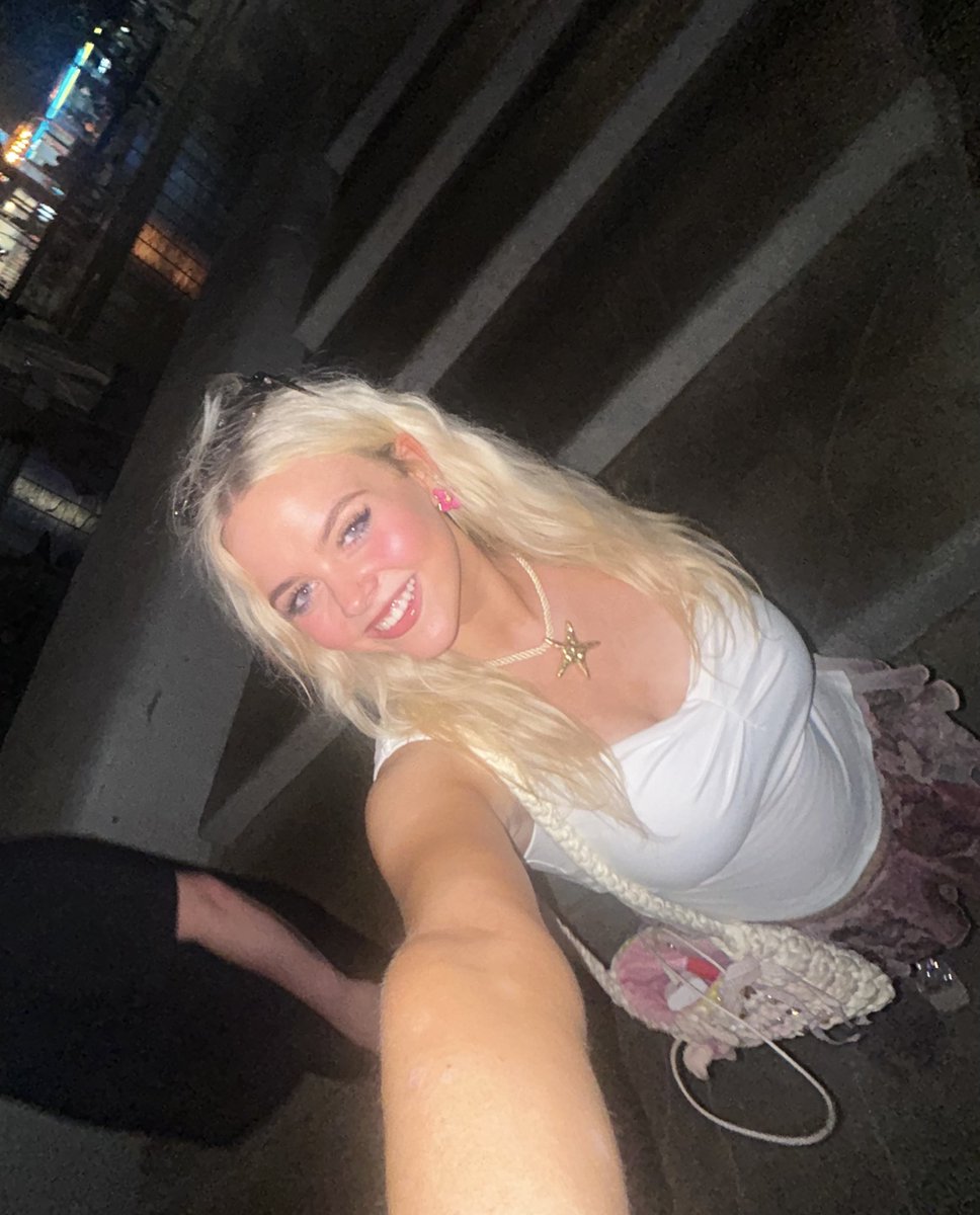 chloebaiines's tweet image. Very shiny face