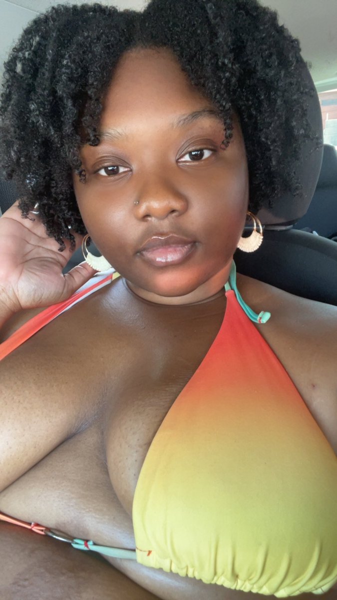 _PineappleSauce's tweet image. Don’t let the flames fool you, it’s the charm that’ll get you. 😉🔥 #CharmanderCore #republicbeach

Skirt by @thegoodestgyal 🤭