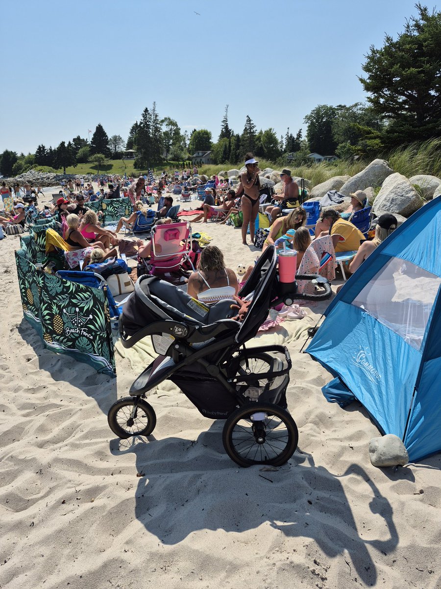 monicasweet2006's tweet image. The beach is packed today
What a gorgeous day 
#Hubbard&apos;s 
#Halifax