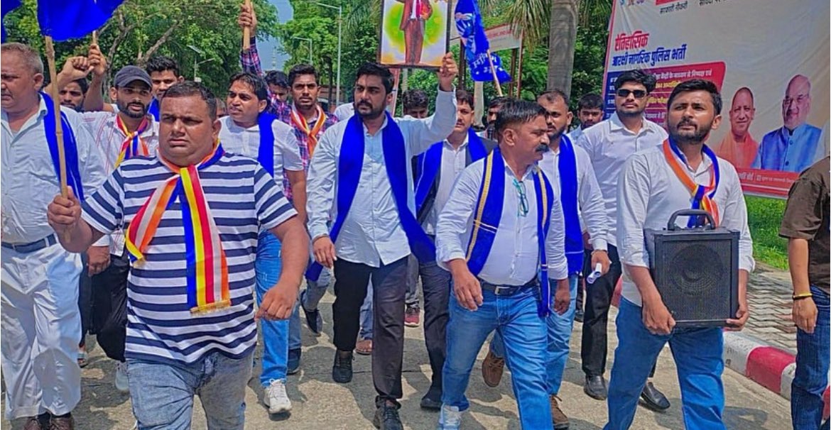 Lakshay Gautam (@lakshay1009) on Twitter photo देश भर में चल रहे बौद्ध गाया मुक्ति आंदोलन का आग़ाज़ अमरोहा की पावन धरती पर भीम आर्मी राष्ट्रीय अध्यक्ष माननीय <a href="/Manjeetsnotiyal/">Manjeet Singh Notiyal</a> जी के द्वारा किया गया
जिसमें भारी संख्या में लोगों ने एकत्रित होकर जिलाधिकारी जी को ज्ञापन सौंपा और महाबोद्धि विहार से अबौद्ध लोगों को हटाने की माँग की देश भर में चल रहे बौद्ध गाया मुक्ति आंदोलन का आग़ाज़ अमरोहा की पावन धरती पर भीम आर्मी राष्ट्रीय अध्यक्ष माननीय <a href="/Manjeetsnotiyal/">Manjeet Singh Notiyal</a> जी के द्वारा किया गया
जिसमें भारी संख्या में लोगों ने एकत्रित होकर जिलाधिकारी जी को ज्ञापन सौंपा और महाबोद्धि विहार से अबौद्ध लोगों को हटाने की माँग की