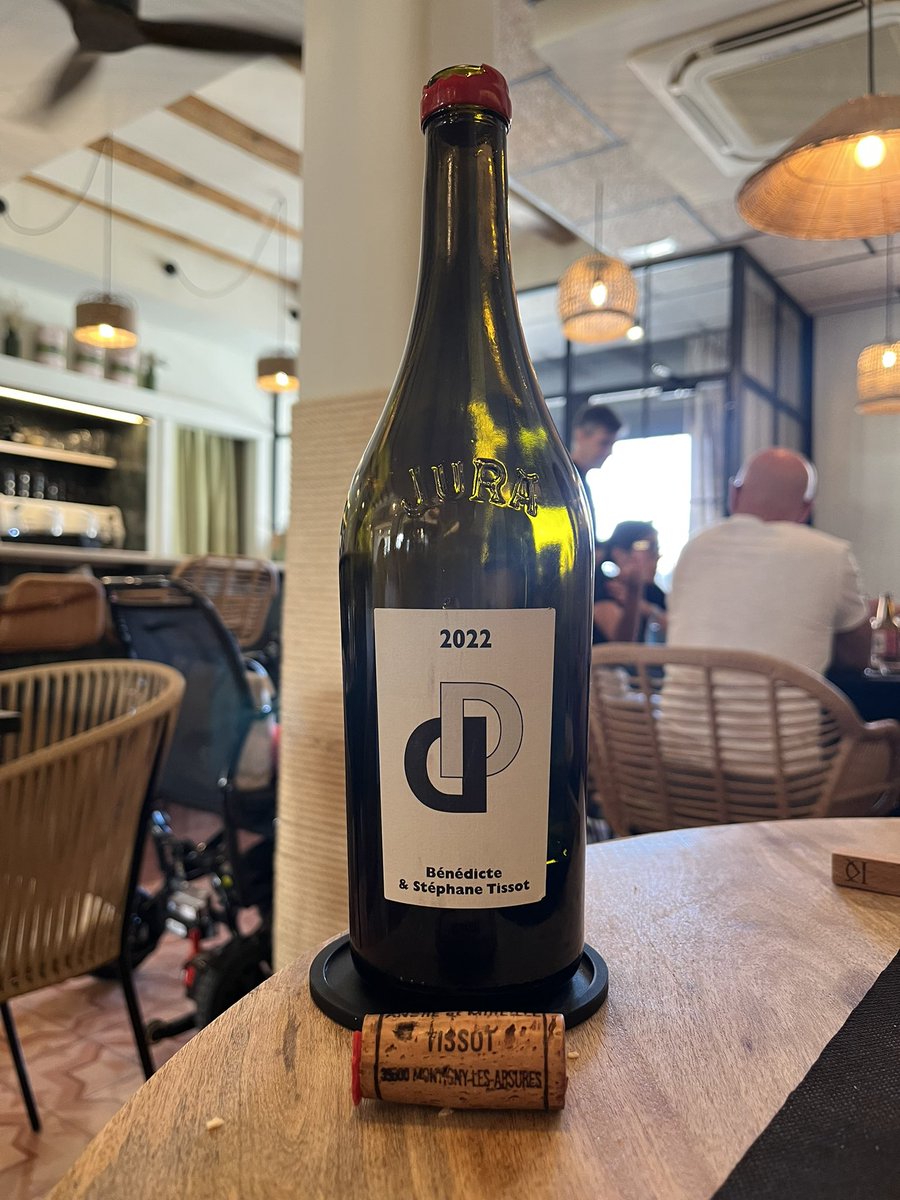 • DD • 

L’inicial d’Stephane Tissot. 

Trio de varietats negres del Jura: Trousseau, Poulsard i Pinot Noir.

Brillant 💕