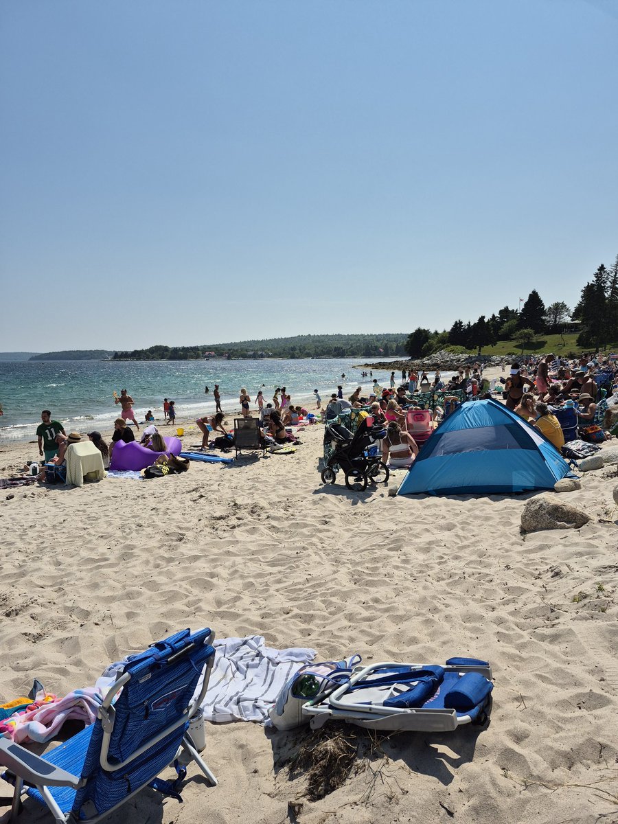 monicasweet2006's tweet image. The beach is packed today
What a gorgeous day 
#Hubbard&apos;s 
#Halifax