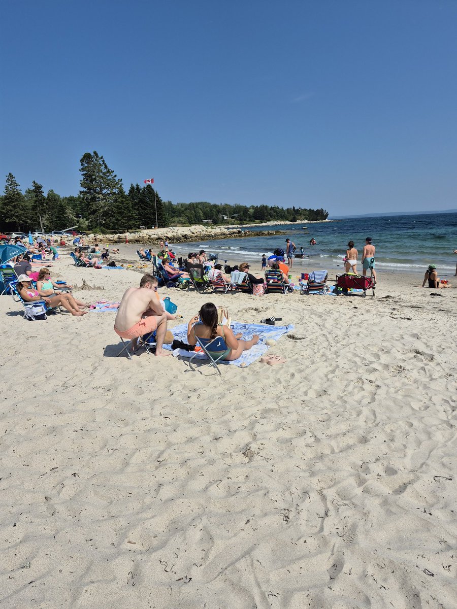 monicasweet2006's tweet image. The beach is packed today
What a gorgeous day 
#Hubbard&apos;s 
#Halifax