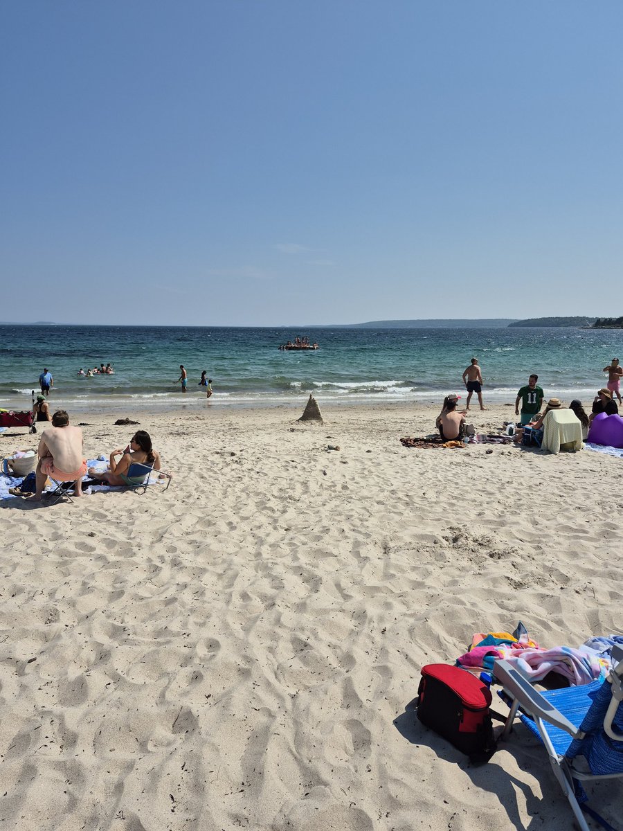 monicasweet2006's tweet image. The beach is packed today
What a gorgeous day 
#Hubbard&apos;s 
#Halifax